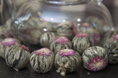 Şeffaf bir çaydanlık Çin yeşil çay.