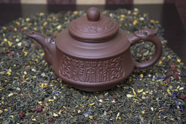 Dispersé sur une table thé vert chinois . — Photo