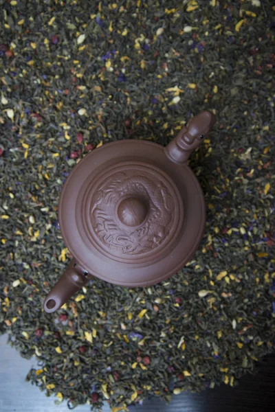 Espalhado em uma mesa Chá verde chinês . — Fotografia de Stock