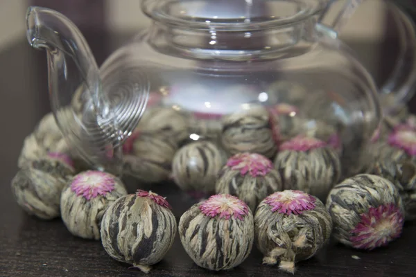 Té verde chino en una tetera transparente . —  Fotos de Stock