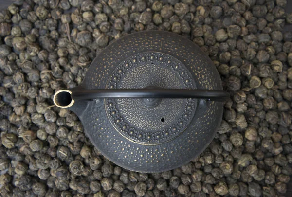 Натуральный китайский зеленый чай "Черная кожура ". — стоковое фото
