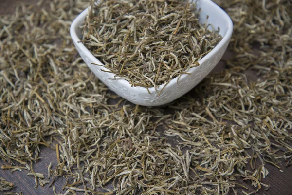 Té blanco chino está sobre la mesa . —  Fotos de Stock