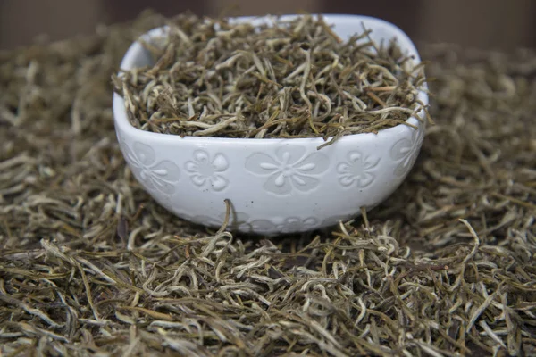 Té blanco chino está sobre la mesa . —  Fotos de Stock