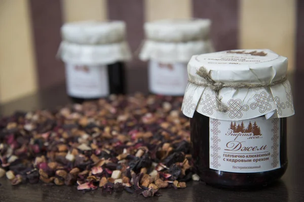 Mezcla de té de frutas con una deliciosa mermelada de bayas frescas . —  Fotos de Stock