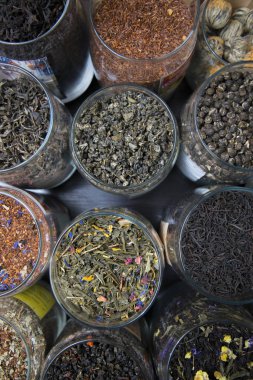 Farklı çeşitleri elit yeşil ve siyah çay.