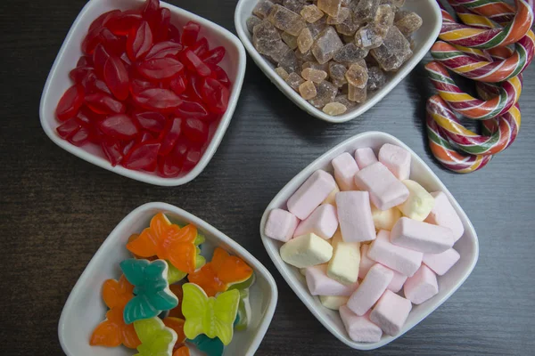 Muchos dulces diferentes están en cuencos blancos . —  Fotos de Stock