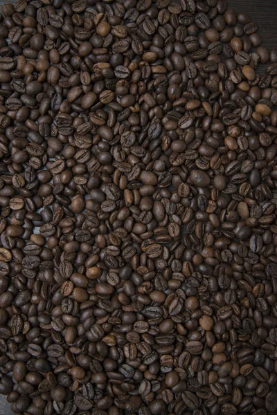 Schwarzer Kaffee auf dem Tisch verstreut. — Stockfoto