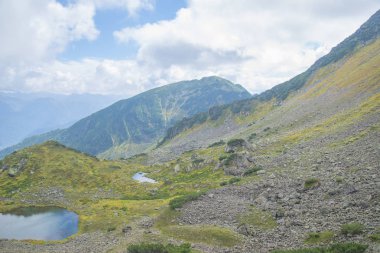 İnci etkileyici Dağları ile çevrili güzel dağ gölü