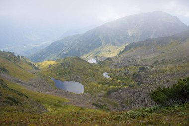 İnci etkileyici Dağları ile çevrili güzel dağ gölü