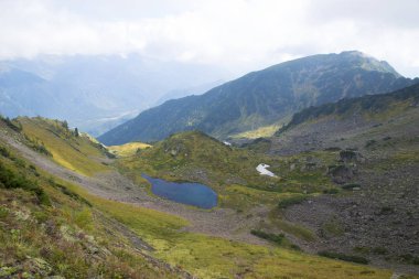 İnci etkileyici Dağları ile çevrili güzel dağ gölü