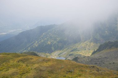 İnci etkileyici Dağları ile çevrili güzel dağ gölü