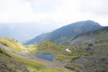 İnci etkileyici Dağları ile çevrili güzel dağ gölü