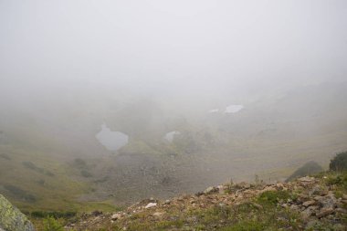 İnci etkileyici Dağları ile çevrili güzel dağ gölü