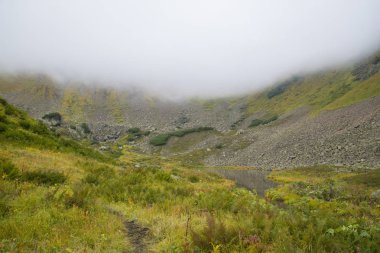 İnci etkileyici Dağları ile çevrili güzel dağ gölü