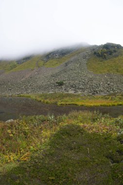 İnci etkileyici Dağları ile çevrili güzel dağ gölü
