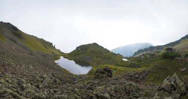 İnci etkileyici Dağları ile çevrili güzel dağ gölü