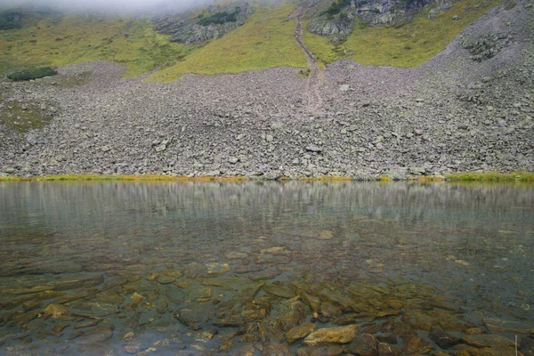 Krásné horské jezero obklopené impozantní hory th — Stock fotografie