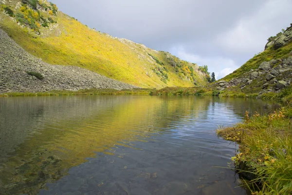 Прекрасне гірське озеро в оточенні вражаючих гір — стокове фото