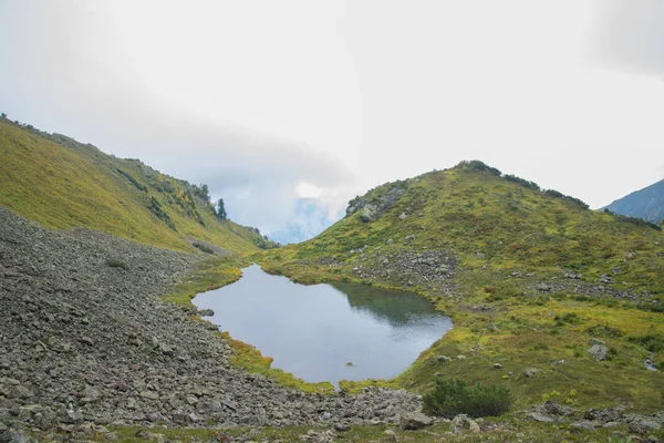 Mooie bergmeer, omgeven door de indrukwekkende bergen van th — Stockfoto