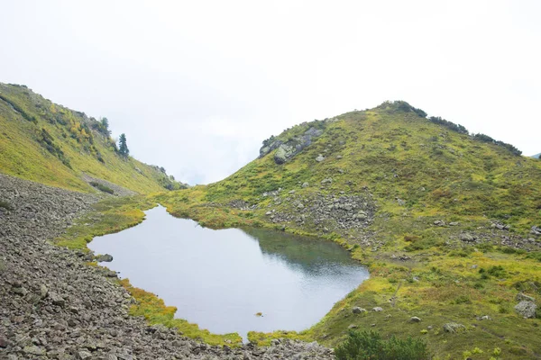 Hermoso lago de montaña rodeado de impresionantes montañas de th — Foto de Stock
