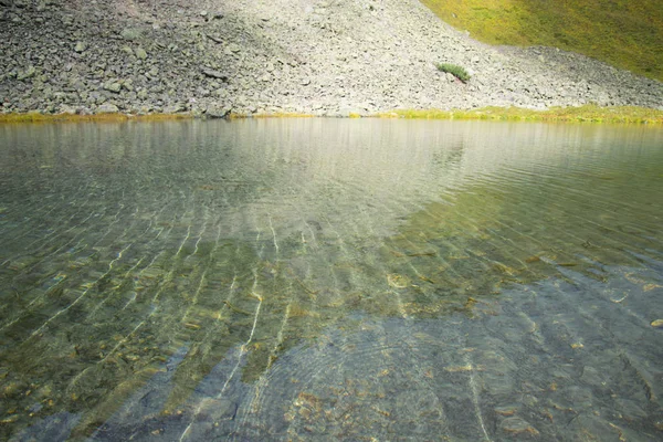 İnci etkileyici Dağları ile çevrili güzel dağ gölü — Stok fotoğraf