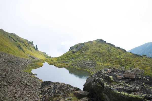 Hermoso lago de montaña rodeado de impresionantes montañas de th — Foto de Stock