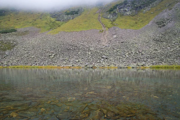 Krásné horské jezero obklopené impozantní hory th — Stock fotografie