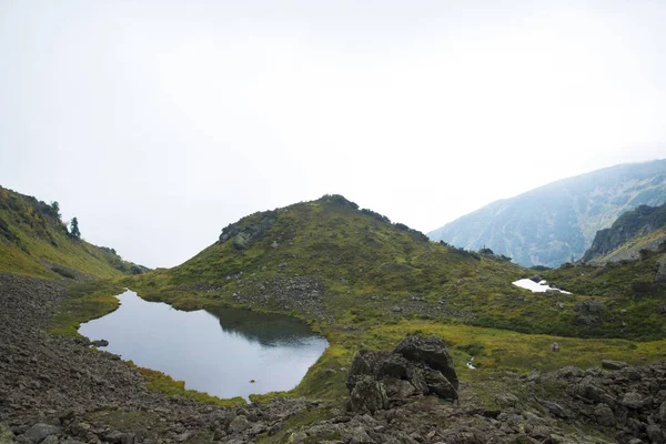 Озеро, окруженное впечатляющими горами — стоковое фото