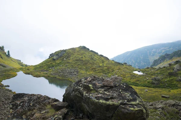 Hermoso lago de montaña rodeado de impresionantes montañas de th — Foto de Stock