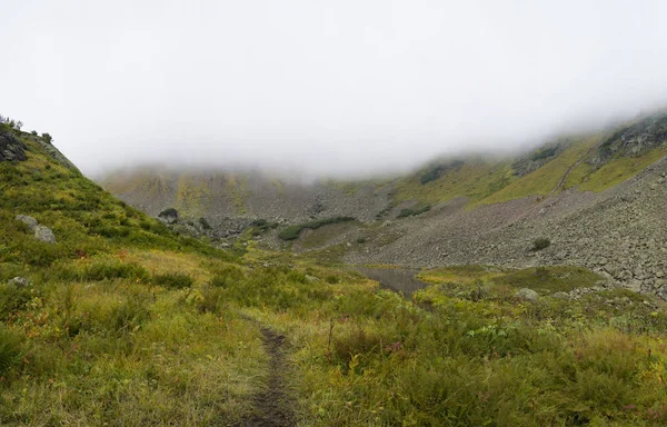 Hermoso lago de montaña rodeado de impresionantes montañas de th — Foto de Stock