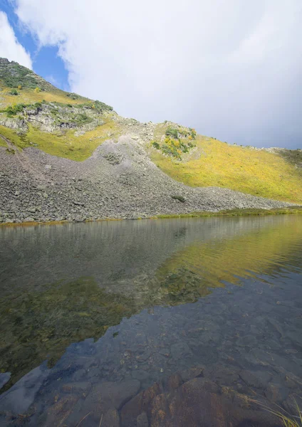 Th lenyűgöző hegyei által körülvett, gyönyörű hegyi tó — Stock Fotó
