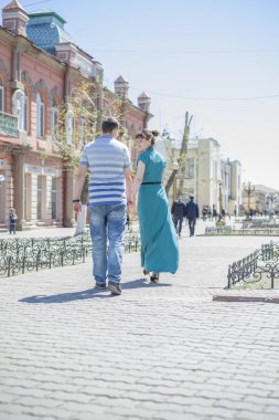 Çift şehir etrafında yürür.