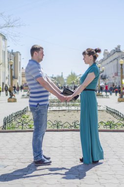 Çift şehir etrafında yürür.