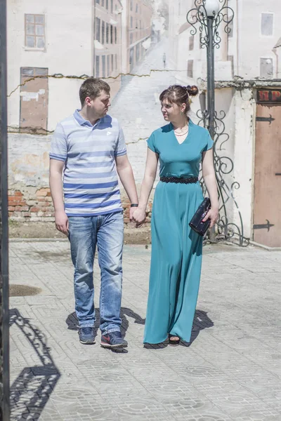 O casal caminha pela cidade . — Fotografia de Stock