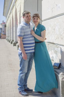 Çift şehir etrafında yürür.