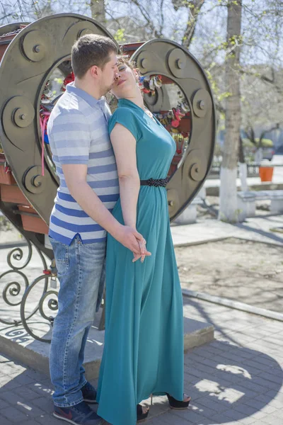 La pareja pasea por la ciudad . — Foto de Stock