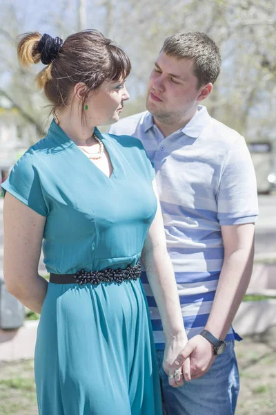 La pareja pasea por la ciudad . — Foto de Stock