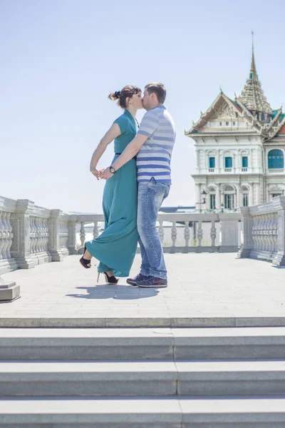 O casal caminha pela cidade . — Fotografia de Stock