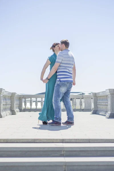 O casal caminha pela cidade . — Fotografia de Stock