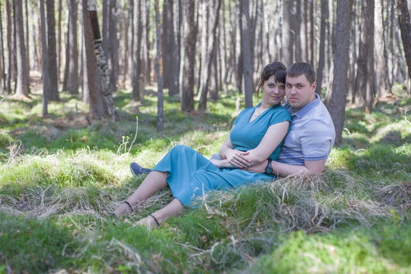 Älskande par vilar på naturen. — Stockfoto