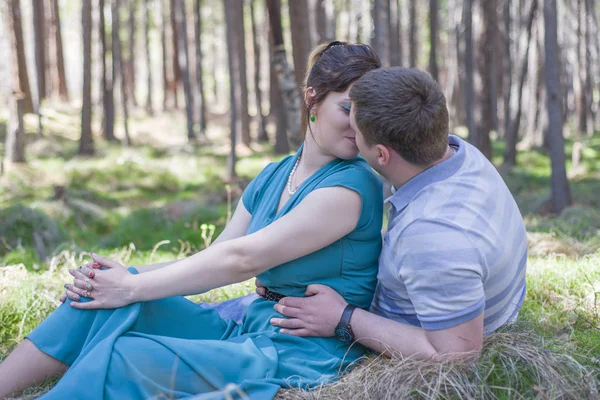 Älskande par vilar på naturen. — Stockfoto