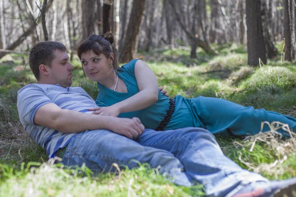 Couple amoureux reposant sur la nature . — Photo