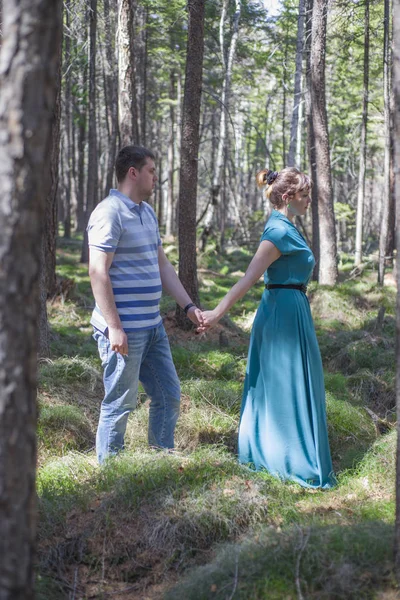 Birbirine aşık çiftler ormanda yürüyor.. — Stok fotoğraf