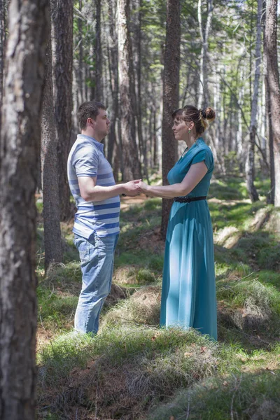 Par förälskade promenader i skogen. — Stockfoto