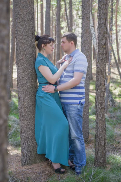 Paar in liefde wandelen in het bos. — Stockfoto