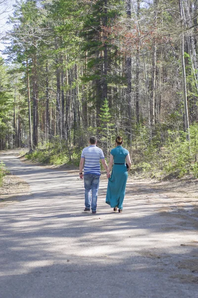 Пара влюблённых гуляющих по лесу . — стоковое фото