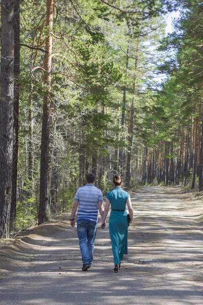 Пара влюблённых гуляющих по лесу . — стоковое фото