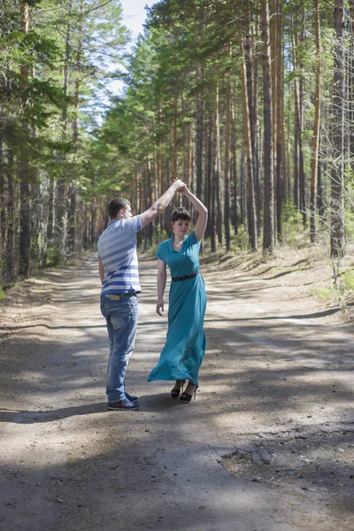 Пара влюблённых гуляющих по лесу . — стоковое фото