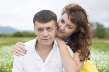 Erkekler ve kadınlar güzel bir çiçek alan aşık oldum.