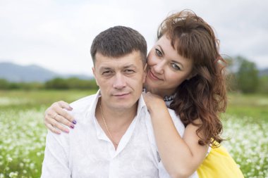 Erkekler ve kadınlar güzel bir çiçek alan aşık oldum.